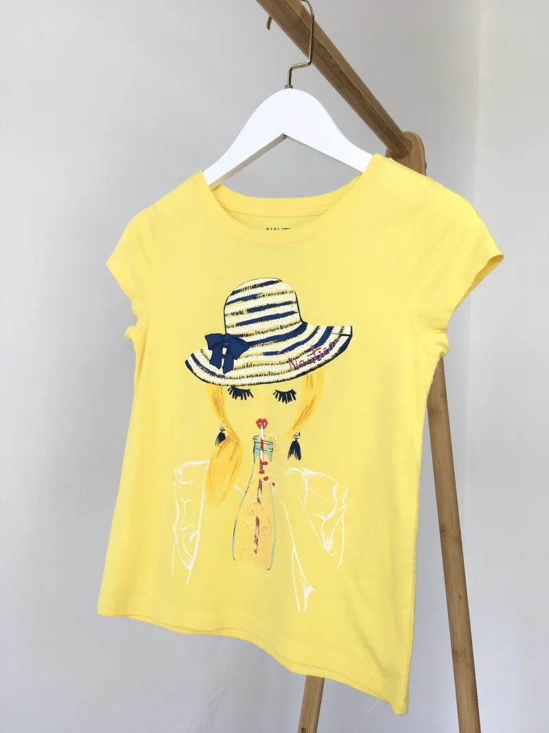 Yellow t-shirt เสื้อยืดสีเหลือง