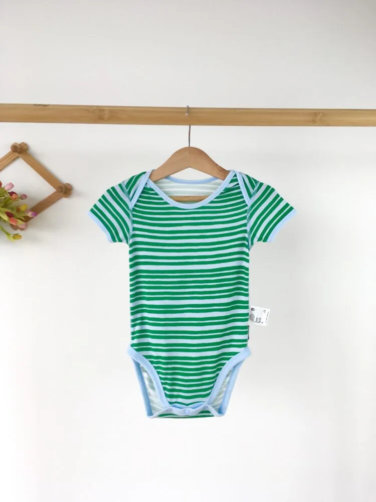 BABY (NEWBORN) Uniqlo ชุดบอดี้สูทแขนสั้น ลายทางเขียวฟ้า
