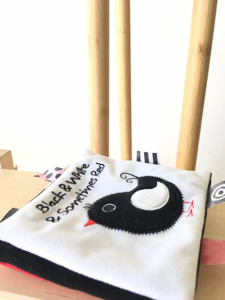 Black & White & Conetines Red หนังสือผ้า
