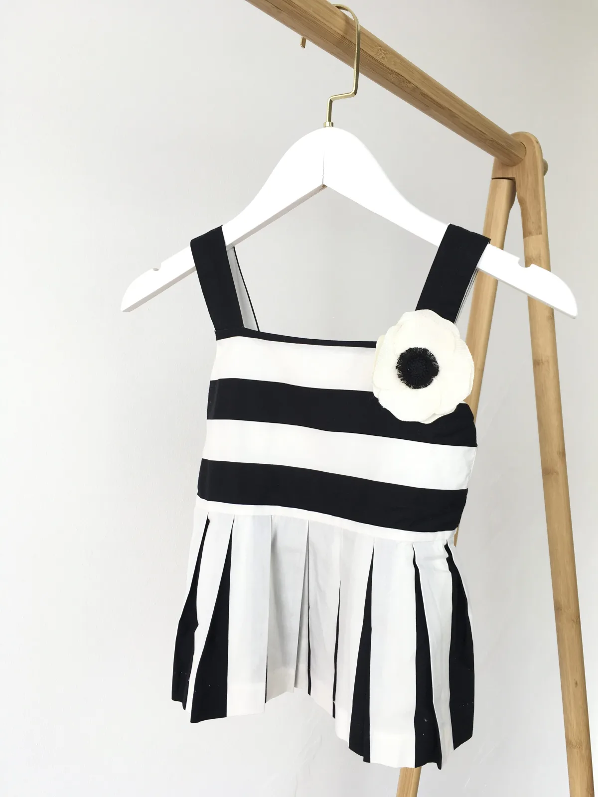 RUFFLE STRAP TOP เสื้อครอปสายเดี่ยว
