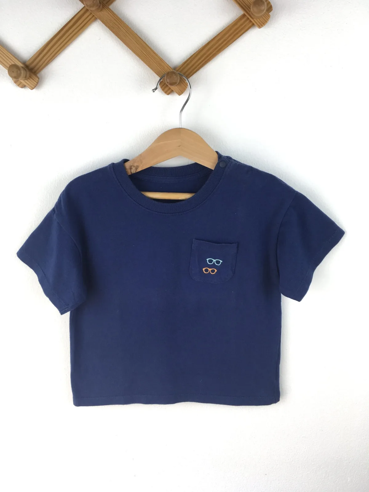 T-Shirt เสื้อยืดสีกรมลายแว่นตาที่กระเป๋า