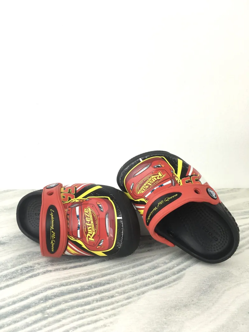 Crocs Fun Lab Lightning McQueen Lights Clog รองเท้าลำลองเด็กผู้ชาย ลายแม็คควีน