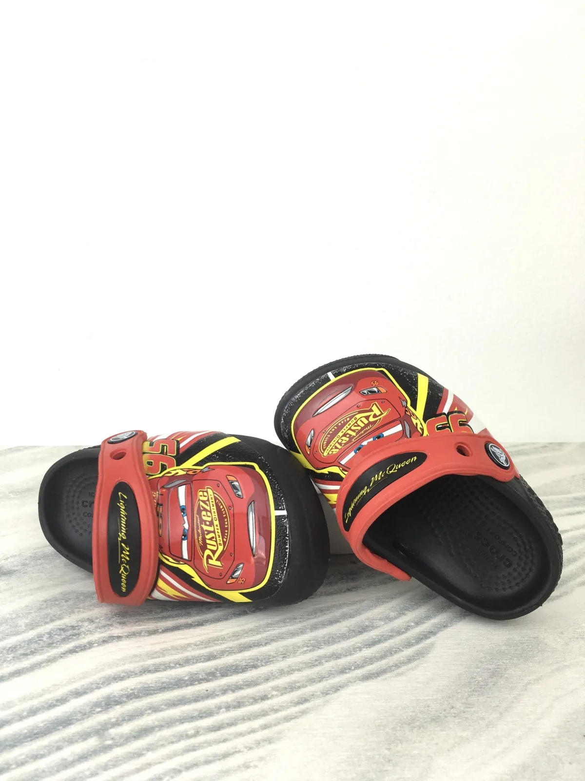 Crocs Fun Lab Lightning McQueen Lights Clog รองเท้าลำลองเด็กผู้ชาย ลายแม็คควีน