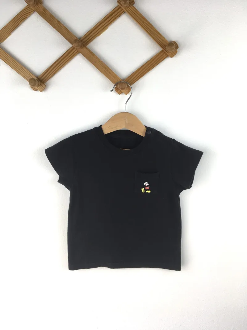 T-Shirt เสื้อยืดสีดำลายมิกกี้เมาส์ที่กระเป๋า