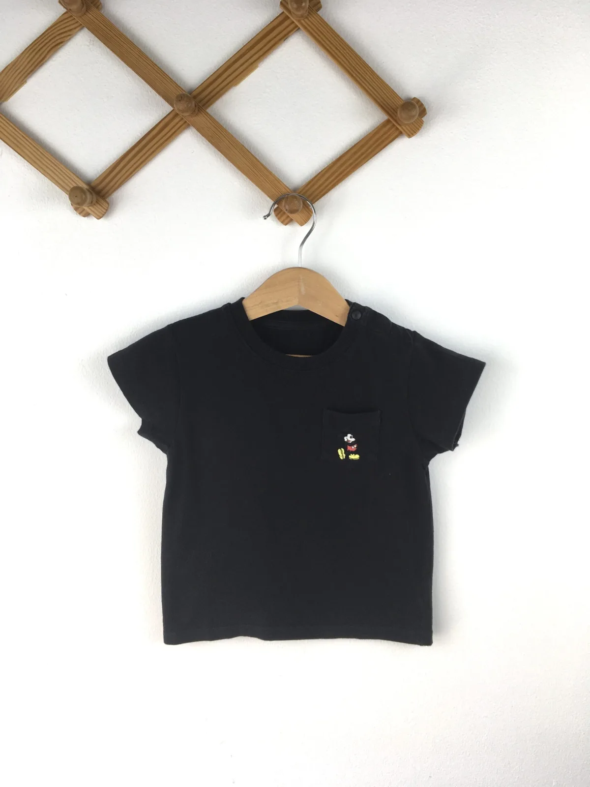 T-Shirt เสื้อยืดสีดำลายมิกกี้เมาส์ที่กระเป๋า
