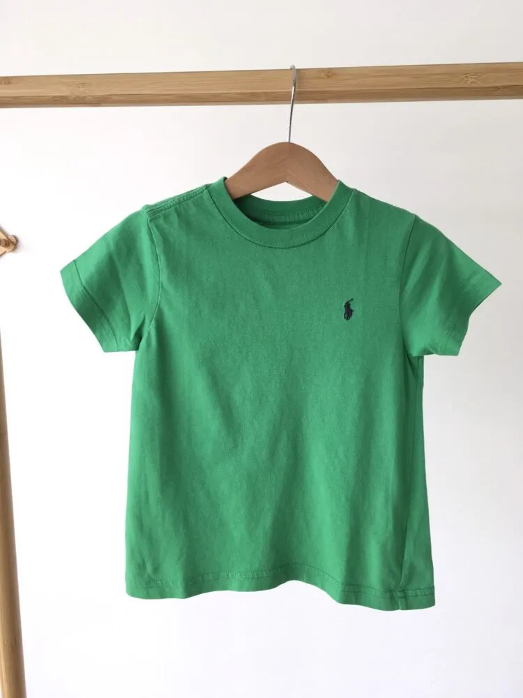 Green T-shirt เสื้อยืดสีเขียว