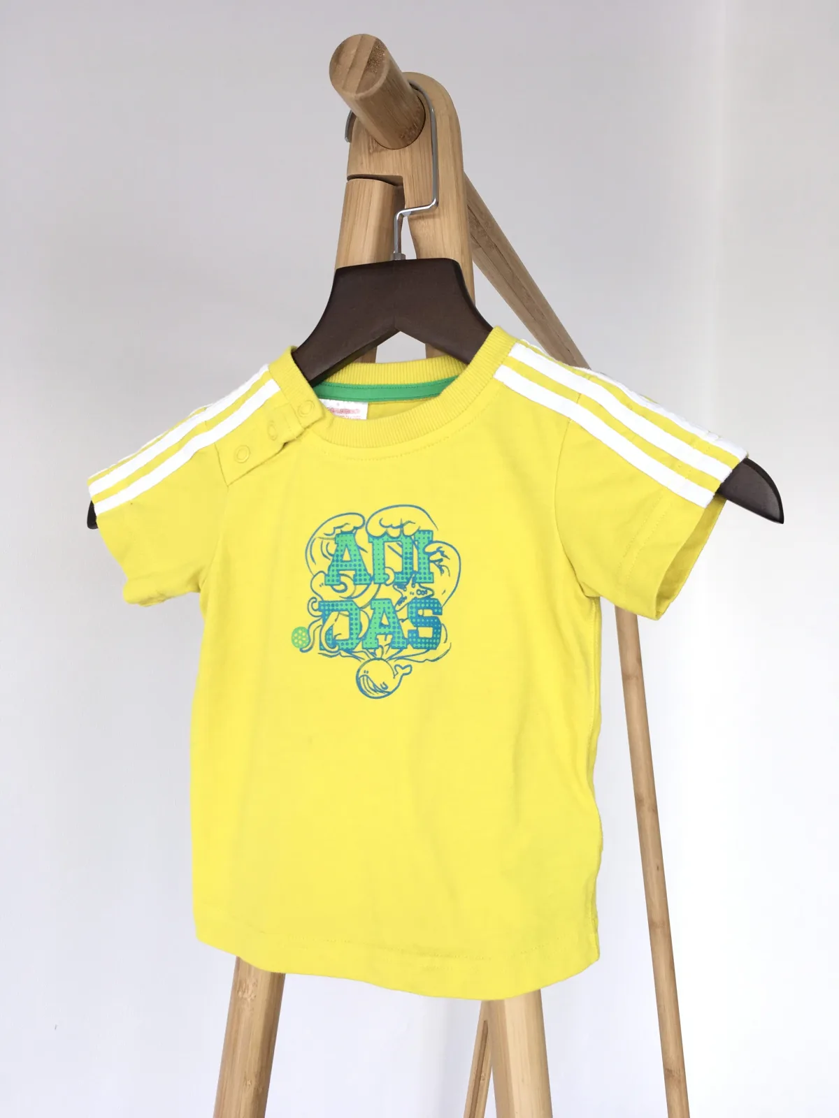Yellow t-shirt เสื้อยืดสีเหลือง