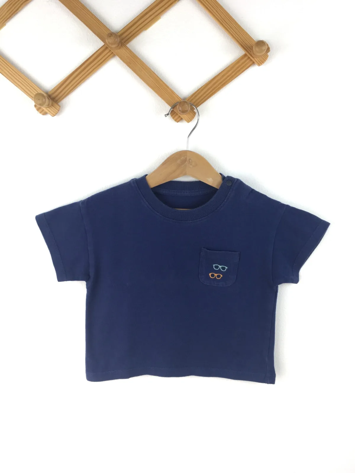 T-Shirt เสื้อยืดสีกรมลายแว่นตาที่กระเป๋า
