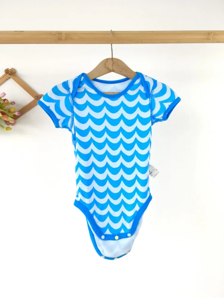 BABY (NEWBORN) Uniqlo ชุดบอดี้สูทแขนสั้น ลายคลื่นสีฟ้า