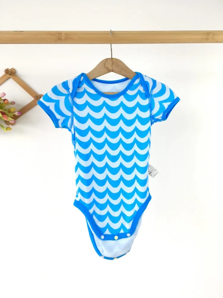 BABY (NEWBORN) Uniqlo ชุดบอดี้สูทแขนสั้น ลายคลื่นสีฟ้า